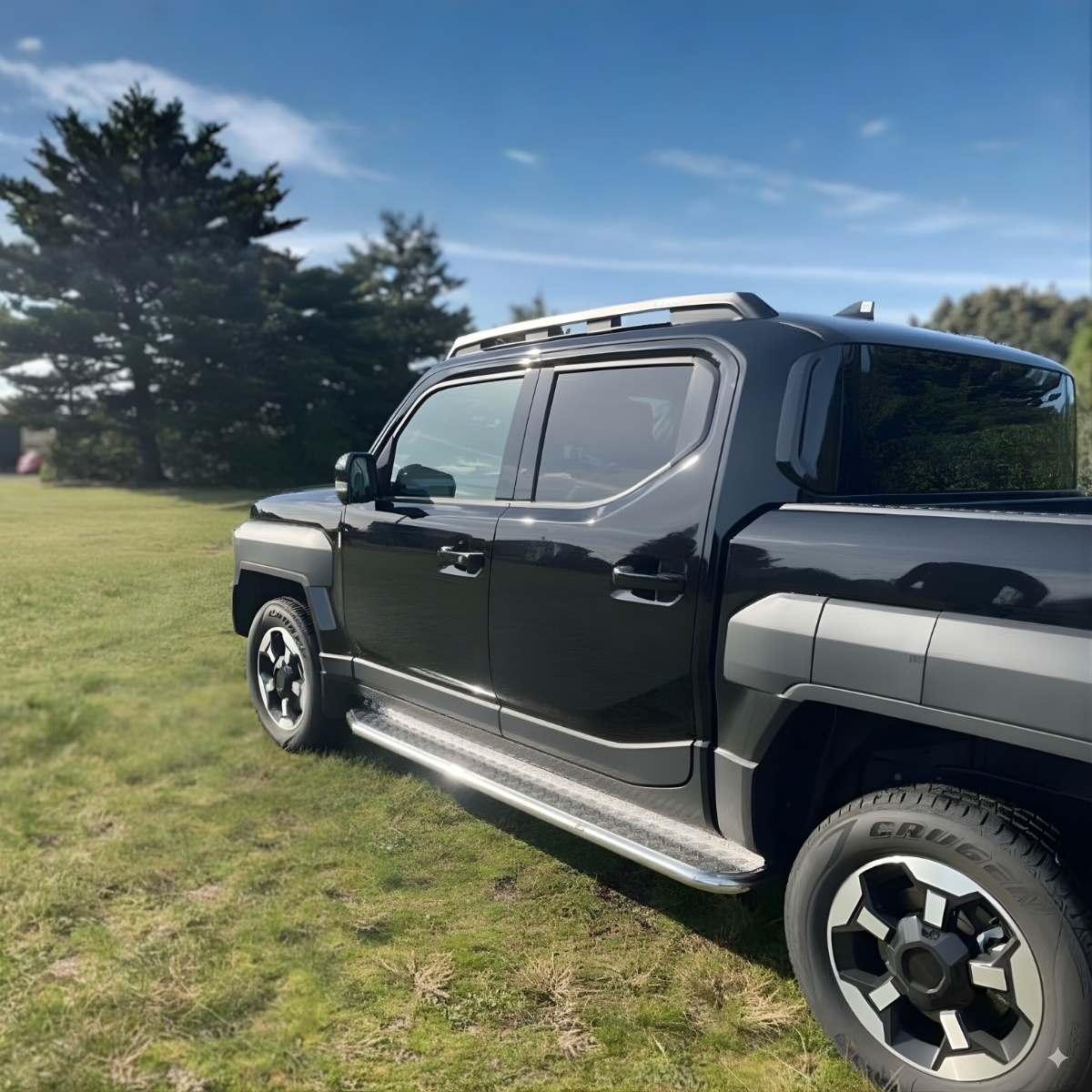 Side steps on black Kia NZ-made aluminium load-carrying racks for utes - Ali Arc
